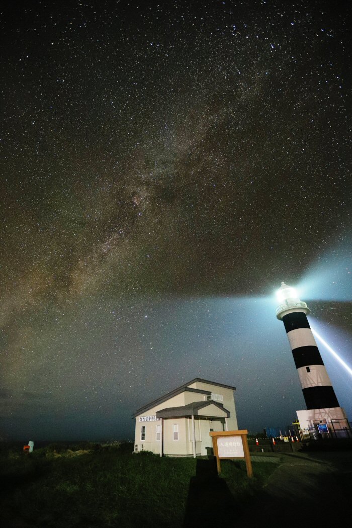 ≪星景写真≫入道埼灯台と天の川 <2/2> (秋田県男鹿市)